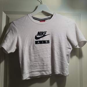 Vit Nike crop t-shirt. Liten fläck på framsidan därav priset  Storlek xs