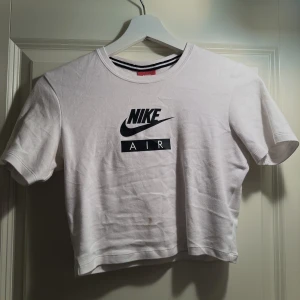 Nike crop t-shirt - Vit Nike crop t-shirt. Liten fläck på framsidan därav priset  Storlek xs