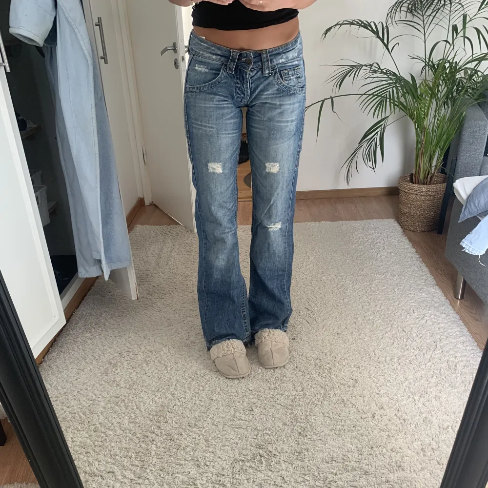 Lågmidjade jeans. Sitter så fint på. Jag har sprättat upp sömmen där nere för att de ska bli längre men gå att sy upp igen. Jag är 178 cm och brukar ha xs/s. Midjemått typ 78 . Jeans & Byxor.