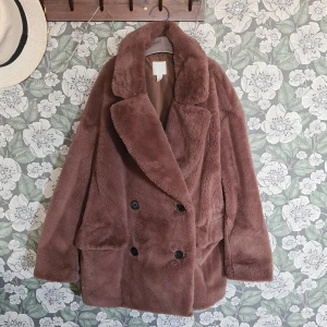 Jacka - "Fuskpäls" i brunt mjukt material. Oversize och perfekt till alla tillfällen!
