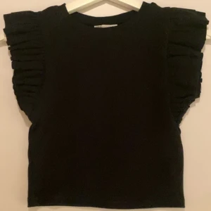 Zara topp med volanger - Supersöt topp med volanger från zara. Endast använd en eller två gånger så i princip nyskick, säljer då den inte riktigt var min stil. Kommer inte ihåg nypris men tror det var 179 eller nåt, köparen står för frakt!💞