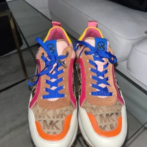 Michael kors sneakers  - Använda några gånger bra skick 