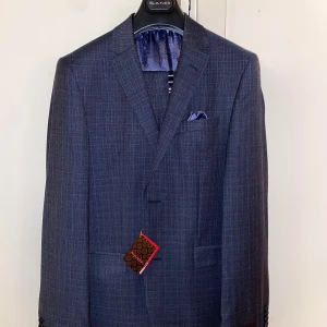 5st aldrig använda Sand kostymer i storlek 46, 3000kr styck - Storlek 46, helt nya aldrig använda och mycket fräscha kostymer av erkända märket Sand. 3000 kronor styck, går att lösa paket pris vid snabb affär. Bild finns även på de andra två kostymerna. Pris kan också diskuteras vid snabb affär