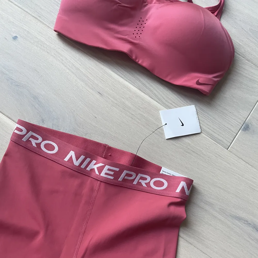 Nike träningskläder i rosa. Storlek S men det är stretch och passar även M. Ord pris 1500 kr totalt, såldes för 1000 kr i set.. Övrigt.