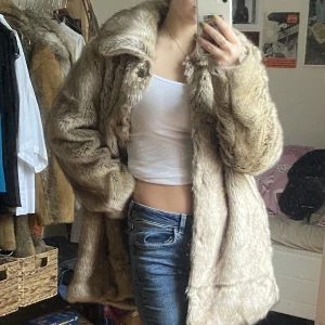 Fake pälsjacka  - Pälsjacka från ellos, köpt second hand men i fint skick! Själv aldrig använt🌟