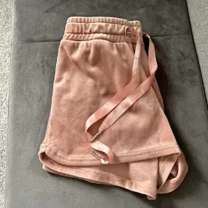 Säljer ett par rosa mjukis shorts från Gina Tricot. Dom är i samma material som det populära sammet sättet. Använd endast få gånger. Säljer på grund av att dom inte kommer till användning 