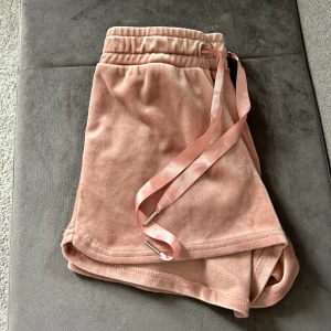 Shorts  - Säljer ett par rosa mjukis shorts från Gina Tricot. Dom är i samma material som det populära sammet sättet. Använd endast få gånger. Säljer på grund av att dom inte kommer till användning 