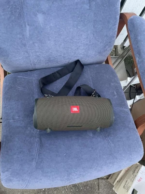 Högtalare  - En högtalare som kostar runt 1,5 upp till 2 tusen kr men jag säljer den för 1000. Den är i jätte bra skick och funkar som ny.