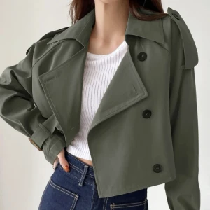 Grön kort trenchcoat - Grön kort trenchcoat, aldrig använd. Storlek L men sitter som S ❤️