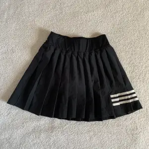 Supersnygg kjol med inbyggda shorts från Adidas. Är tänkt att vara en tenniskjol/padelkjol, men jag har använt den till vardags två gånger. I nyskick, utan anmärkningar.