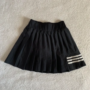 ADIDAS TENNISKJOL/PADELKJOL - Supersnygg kjol med inbyggda shorts från Adidas. Är tänkt att vara en tenniskjol/padelkjol, men jag har använt den till vardags två gånger. I nyskick, utan anmärkningar.