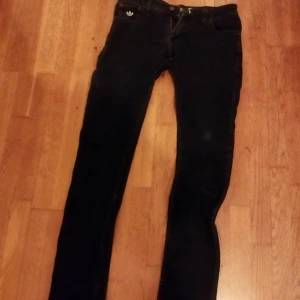 Adidas jeans  - Byxorna är knappt använda och har nästan inga täcken på utslitning.