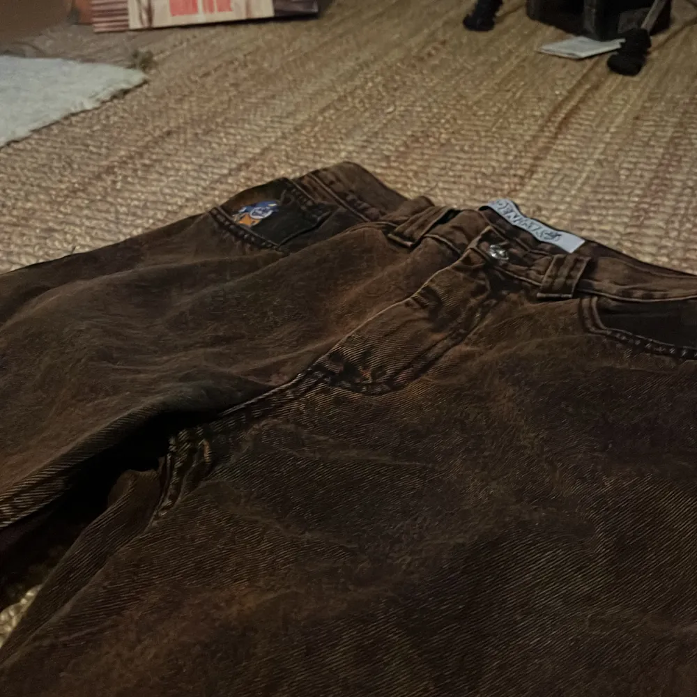Det är PolarCo, jättebra skick jeans färgade i lite rostig brun färg! Skriv om ni vill ha fler bilder så fixar jag det! Kan prutas vid snabb affär!✨. Jeans & Byxor.