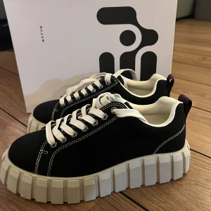 Eytys odessa - Säljer mina jättefina Eytys skor som tyvärr aldrig kommer till användning. Svarta skosnören och kartong medföljer såklart och priset kan förhandlas vid snabb affär😊💕