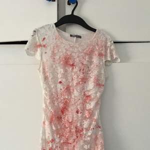 Vit klänning med fake blod på, perfekt till halloween!! Köpare står för frakten 💓