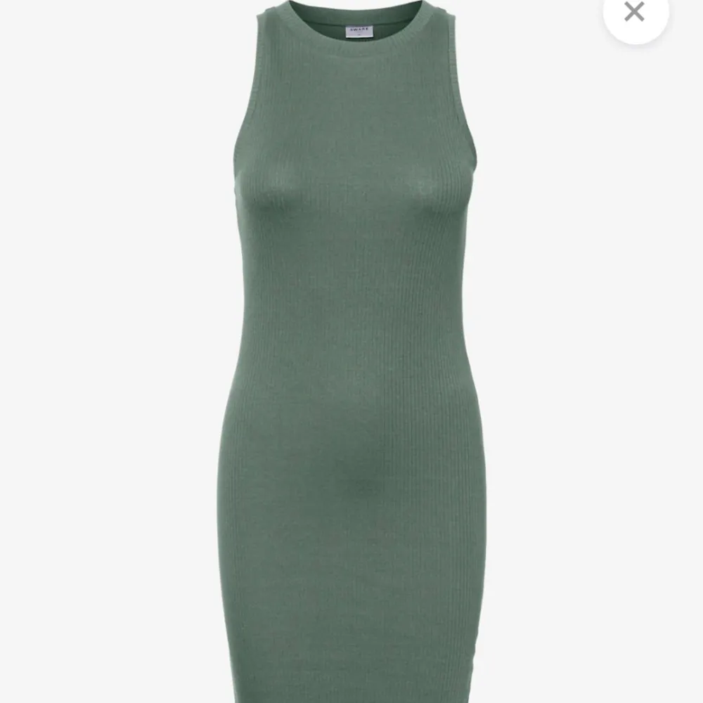 Helt oanvänd klänning från Vila, storlek S. Säljer för 140 kr. (Färgen är ljusare grön i verkligheten) Skriv för fler bilder💗. Klänningar.