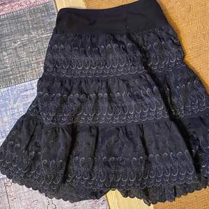 Svart kjol men coolt mönster. Jätteskön att ha på sig. Säljes då jag inte använder den längre.