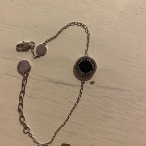 Armband Marc Jacobs - Säljer detta armband ifrån Marc Jacobs. Du som köpare står för frakt😊