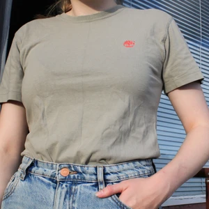 Timberland t-shirt - Supersnygg t-shirt från Timberland. Toppskick! Väldigt bekvämt material och bra kvalitet. Grå/grön/brun färg. Skriv till mig för fler bilder och mer info! Storlek oklart men jag brukar ha M o den passar mig!😊  Valfritt fraktsätt, köparen står för frakten.