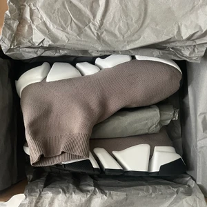 Balenciaga stl38 - Säljer mina balenciaga skor storlek 38, köpte dom på balenciaga NK i Stockholm förra året, har använt dom 2 gånger bara. Säljer dom för jag använder aldrig dom och tycker det är synd att ett par så snygga skor bara ska ligga i lådan. Jag har gjort av med 