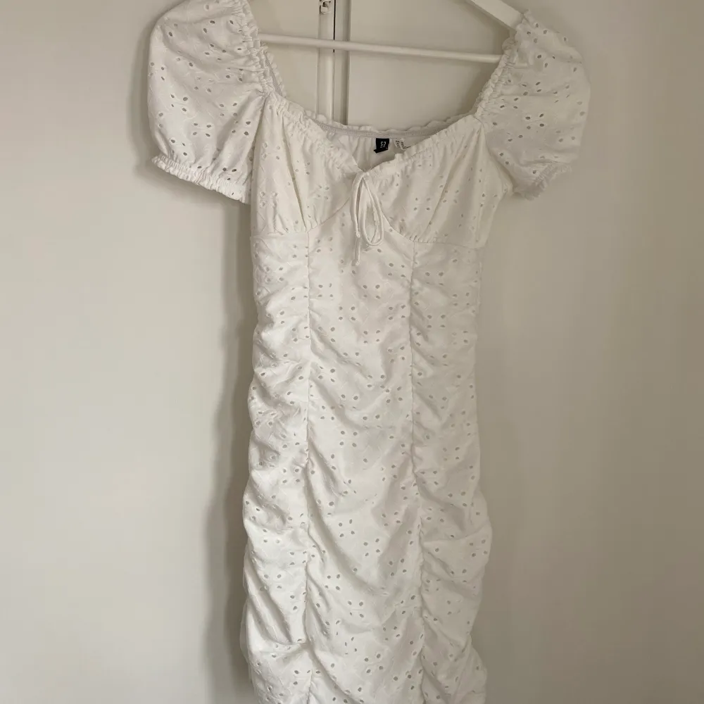 Vit klänning från H&M Divided. Figursydd. Knappt använd och i bra skick. Mekot.