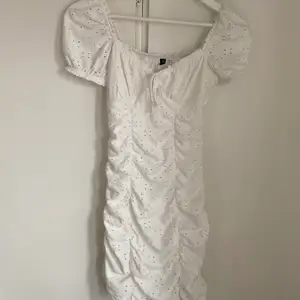 Vit klänning från H&M Divided. Figursydd. Knappt använd och i bra skick