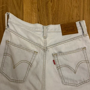 Levisjeans  - Snygga Levisjeans med hög modell och vida ben. Ljus färg  Stl W28L30  Nypris ca 900-1000kr Köparen står för frakten  
