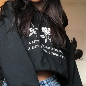 Croppad hoodie - Croppad vardagshoodieed lång armar. Används inte längre, saknar skador och fläckar. Frakt tillkommer 😊
