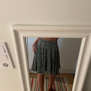 Blommig kjol! - Denna kjol är köpt second hand och är väldigt somrig och söt, dock inte riktigt min stil längre!💗😅 