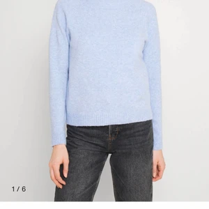 stickad blå tröja - stickad tröja från vero moda, använd 1 gång🤍