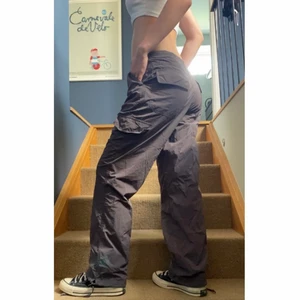 lågmidjade cargopants - as feta bruna lågmidjade cargopants, i dunderskick. passar som en S men har band i midjan, säljer bara vid bra bud, direktpris är 500‼️ kontakta mig innan du vill köpa ‼️
