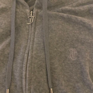 Juicy tröja  - Säljer min juicy tröja då ja råka köpa en Förstor storlek. Köpte den för 1200