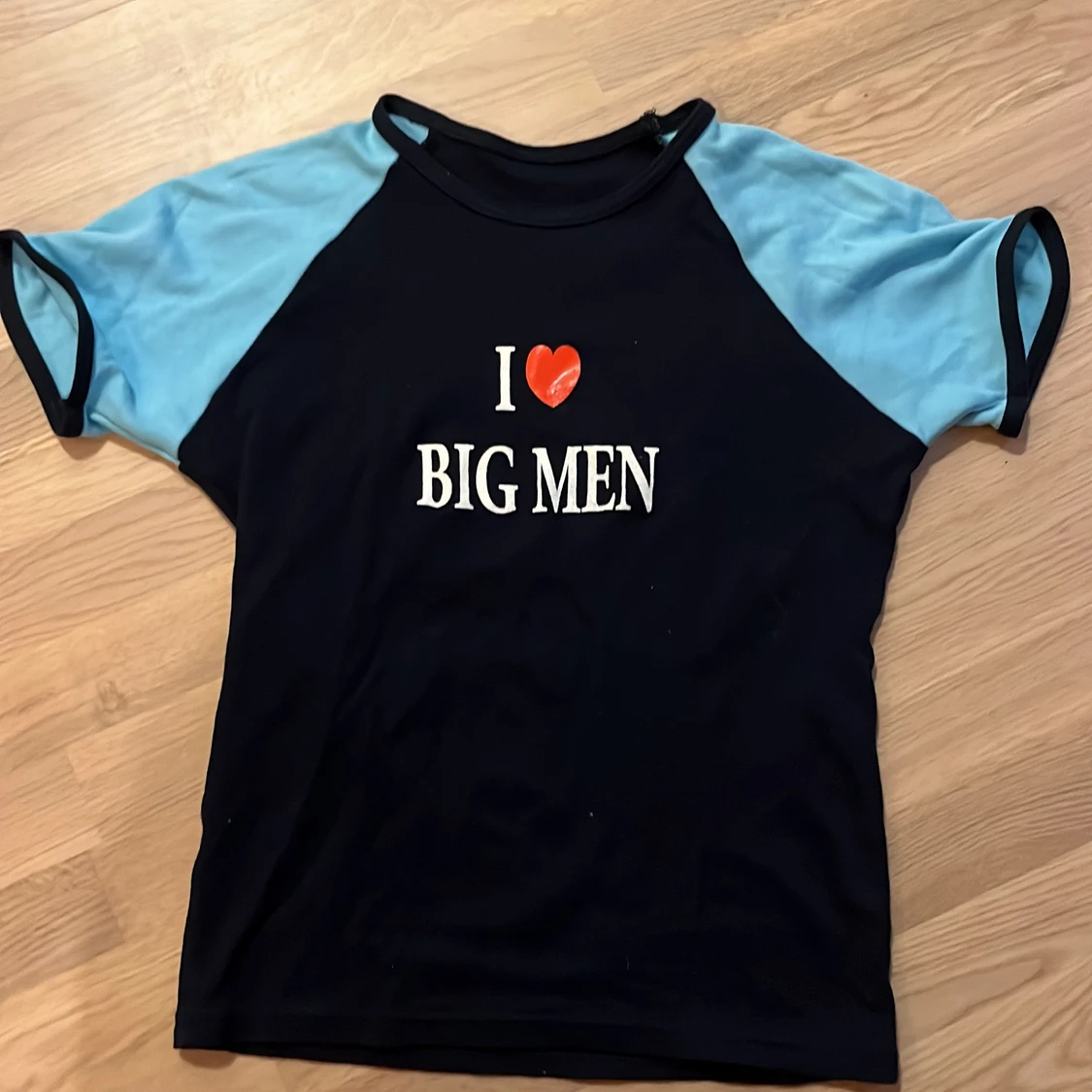 Rolig t-shirt med text y2k