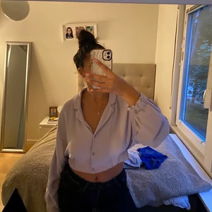 Snygg blus/tröja  - Jätte snygg tröja som går att matcha till så mycket!! Jätte skönt material som både funkar att ha på sommaren och på vintern under en jacka🤩 ordinarie pris 300kr.