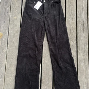 Manchesterbyxor Monki - Manchesterbyxor från Monki i stl 40   Använda 2 ggr och säljes pga fel storlek   Vid passform och flared legs