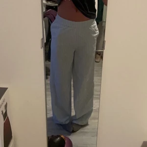 Blåvit randiga pyjamas byxor  - Ett par lågmidjade/midrise pyjamasbyxor i storlek XS. Ifrån Bikbok och jag är 174cm lång 