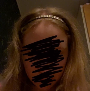 Glittrigt Hårband - Glittrigt hårband som knappt är använt :) 