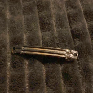 Hårspänne - Hårspänne med hål på sidorna så man kan dekorera den och göra lite egen customize om man känner för det :)