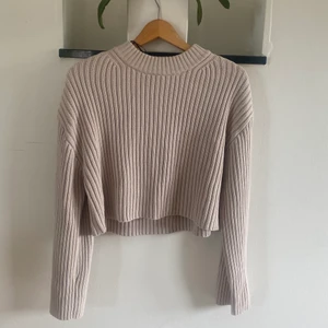 Stickad tröja  - Superfin beige stickadtröja ifrån hm. Använd ca 2 gånger och den är fortfarande som i nyskick😊 Superfin nu när hösten snart är här.