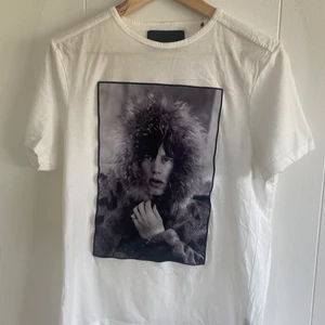 Limitato t-shirt - Limitato t-shirt.   storlek: S.   Skick 8,5 inga tydliga skador på tröjan.   Nypris: 1200kr.    Box medföljer.    Kan skickas om köparen står för frakten