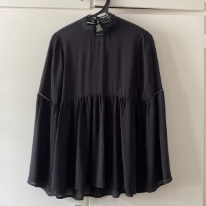 Svart blus  - Söt svart blus med spets ”polo” och vida armar 💜