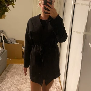 Tunnare kappa - Svart tunn kappa med kortare ärmar S Aldrig använd 