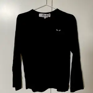 En svart, långärmad t-shirt från CDG Play i storlek S. Gott skick 🖤  Kan skickas med spårbart paket via PostNord eller mötas upp i Stockholm!