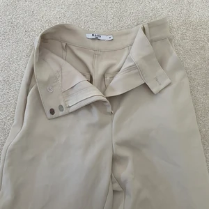 Kostymbyxor  - Beiga kostymbyxor från NA-KD i storlek 34. Säljer eftersom jag inte får någon användning för dom. Köptes för 499kr och jag säljer dom för 150kr + frakt