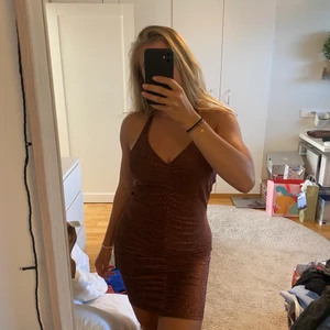 Halterneck klänning  - Superfin brun glittrig klänning och riktigt bekväm! Aldrig använt då jag har två liknande😇