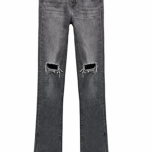 Zara Full Length Jeans - Säljer dessa jeans för att de aldrig kommit till använding🥰 Endast provade och glömde skicka tillbaka dem så i nyskick. Säljer ett par för 100 kr och båda två för 180 kr🥰 Om du vill ha fler bilder är de bara att skriva!
