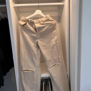 Beiga jeans  - Jeans från bershka. Väldigt små i storleken, skulle säga att storlek 40 passar 36. 