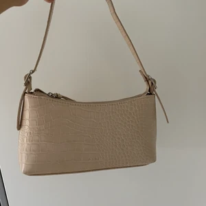 Na-kd väska beige - Den är använd vid några tillfällen, den är i bra skick, köpt förra året 