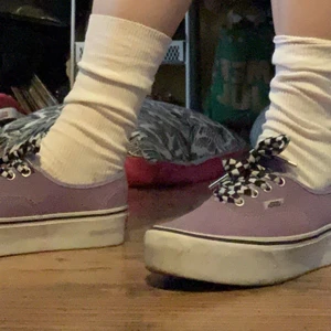 Lila vans  - Schackrutigt skosnöre med lite plattform!! Använda kanske 3-4 gånger. Lite smutsiga på sulan men det går bort om man tvättar. Annars perfekt skick. Köpta på Vans i gbg 2019 för 550kr💞