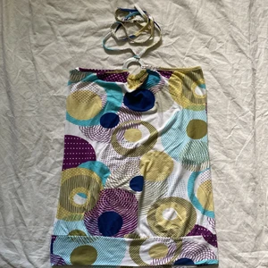 y2k halter neck topp  - skit fin halter neck topp från amisu med detaljer. Strl L men passar XS/S/M/L då man kan använda som mini dress eller som vanlig topp. Köparen står för frakt. ❤️